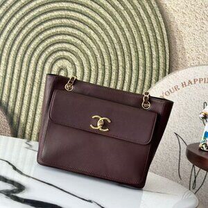 Classic CHANEL Bag: A Stylish and Versatile Choice for Elegance